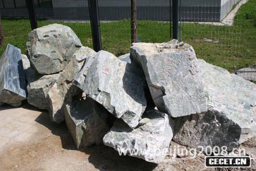 挑剩下的大石頭