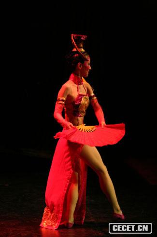 湯加麗舞蹈姿態(tài)