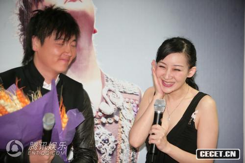 孫楠和妻子買(mǎi)紅妹現場(chǎng)熱吻