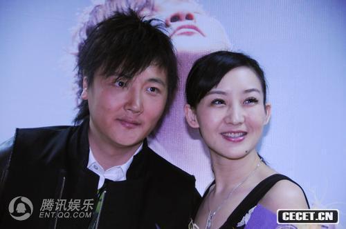 孫楠和妻子買(mǎi)紅妹現場(chǎng)熱吻