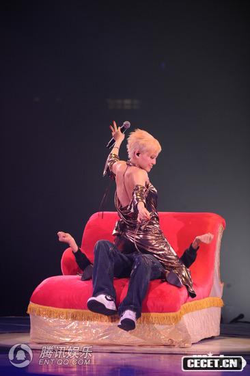 梁家輝被壓住強吻