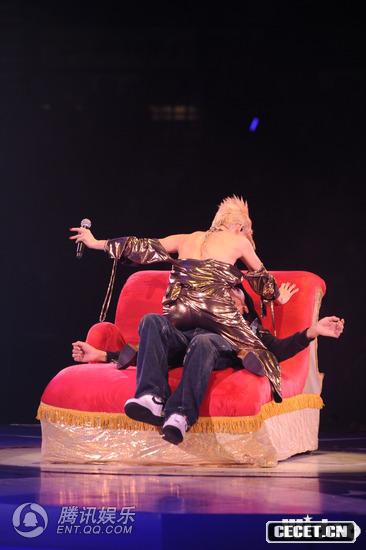 梁家輝被壓住強吻