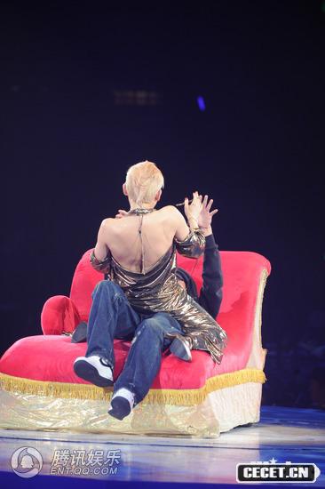 梁家輝被壓住強吻