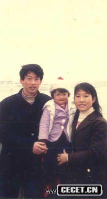 金晶小時(shí)候和父母合照
