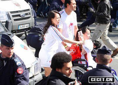 用身體保護圣火傳遞的金晶