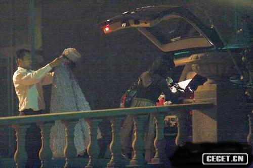 劉亦菲母親從車(chē)上取物品