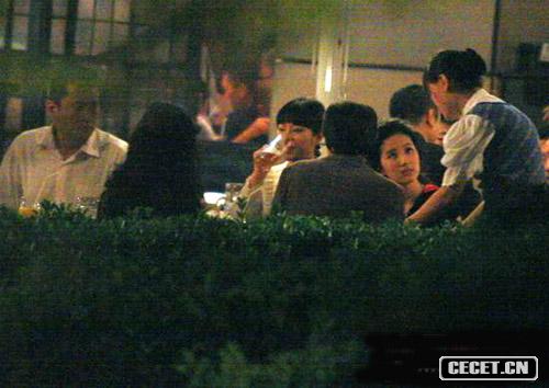 向服務(wù)員詢(xún)問(wèn)