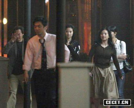 用餐后走出餐廳