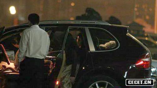 一家人上車(chē)準備離開(kāi)