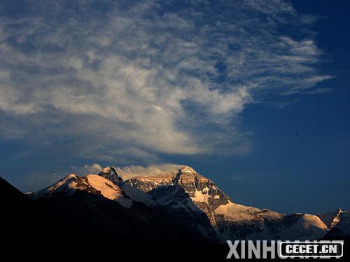 圖為夕陽(yáng)下的珠峰(攝于4月27日)