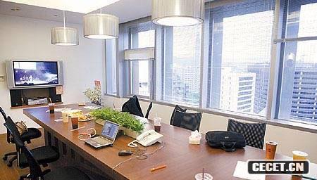 大會(huì )議室整日播放周董演唱會(huì )DVD