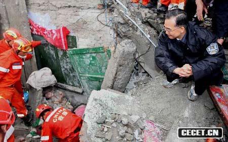 溫家寶在都江堰鼓勵被困小學(xué)生 (圖9)