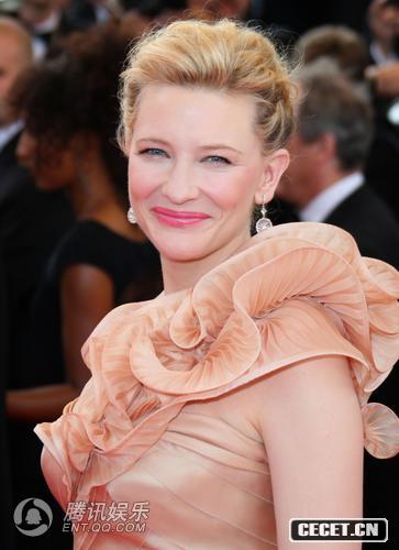 布蘭切特產(chǎn)后亮相優(yōu)雅動(dòng)人