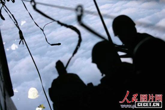 救災物資源源不斷地投向災區 (圖20)