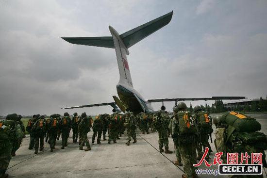 準備登機實(shí)施空降 (圖18)