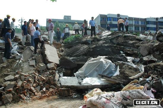 5月12日14點(diǎn)54分:災民最初的自救已經(jīng)展開(kāi)(圖9)