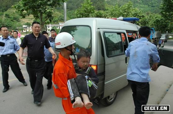 5月12日16點(diǎn)11分:青川第一位被救兒童被送上救護車(chē)(圖18)