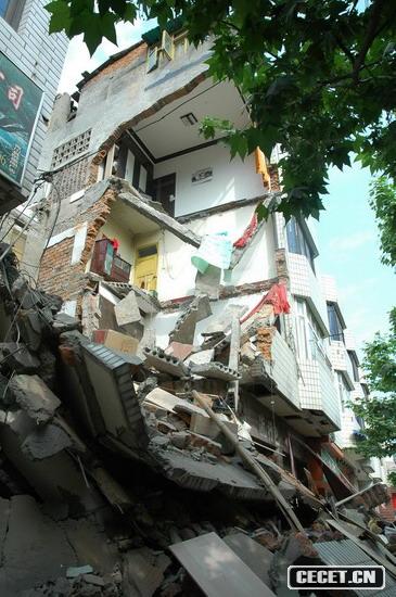 5月12日15點(diǎn)30分:部分垮塌的5層樓建筑(圖13)