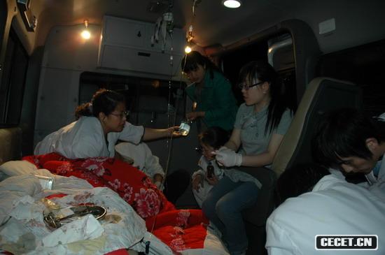 5月12日22時(shí)58分:從青川災區開(kāi)出的第一輛救護車(chē) (圖20)