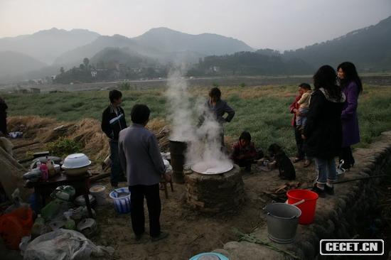 5月12日19點(diǎn)07分:震后第一頓晚飯 (圖17)