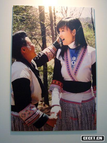 穿上當地少數民族服裝