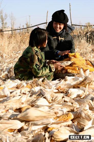 跟農家女孩一起剝玉米