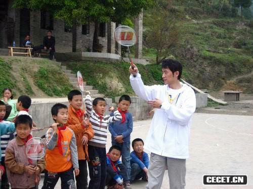 任泉教小學(xué)生打羽毛球