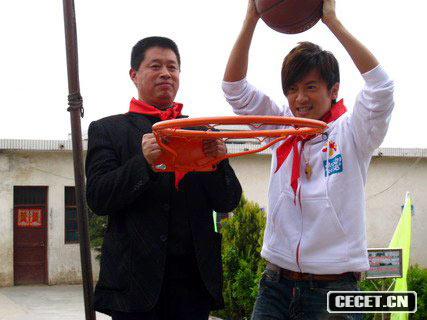 “友朋式”大灌籃