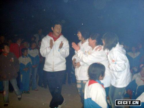 陸毅與村民們眾樂(lè )樂(lè )