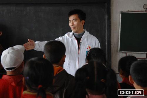 名嘴送體育大禮到學(xué)校