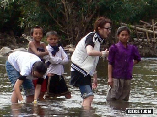 在河里摸魚(yú)