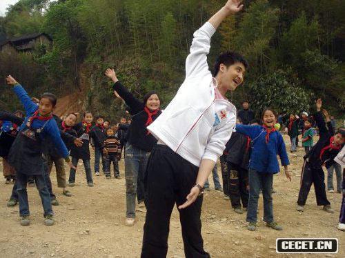 跳水冠軍教小朋友做體操