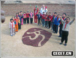 童話(huà)大王鄭淵潔與小學(xué)生共擺紅棗中國印