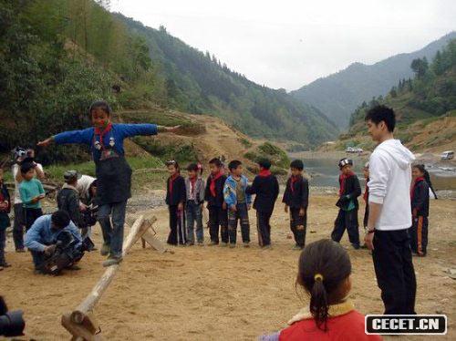 跳水冠軍教小朋友做體操