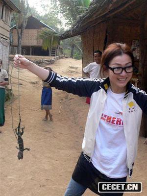 鄭秀文抓住個(gè)四腳蛇