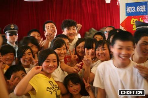 孩子們露少了多日不見(jiàn)的微笑