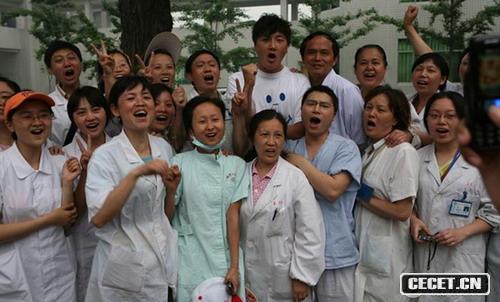 與災區醫護工作者合影