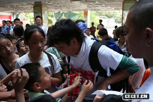 北京背去的巧克力要讓孩子們感覺(jué)到甜