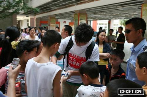 叔叔沒(méi)有紙在雨傘上簽名做個(gè)紀念吧