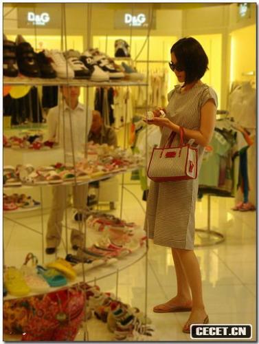 王菲一身素衣打扮出街給李嫣買(mǎi)生日禮物