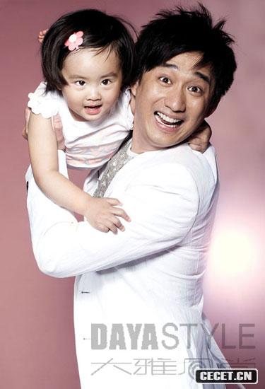 黃磊一家三口幸福生活