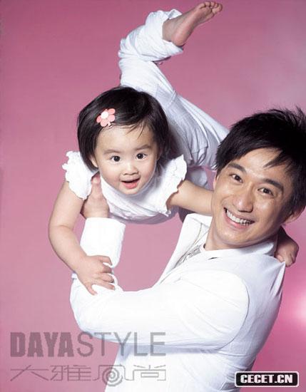 黃磊一家三口幸福生活