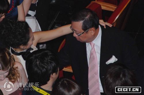 與男性友人豪放交談