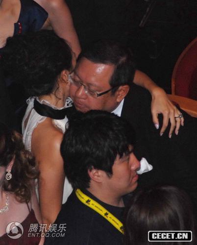 與男性友人豪放交談