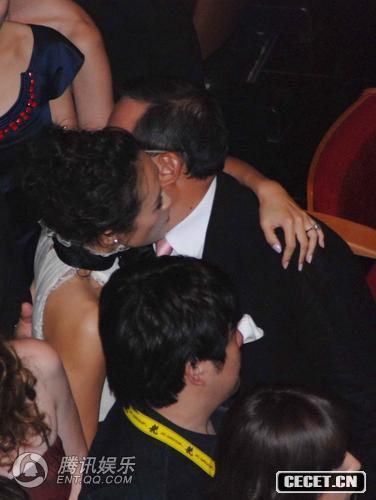 與男性友人豪放交談