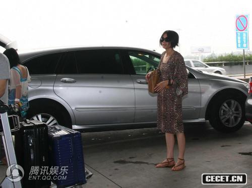 記者在杭州蕭山機場(chǎng)目擊王菲登機返回北京