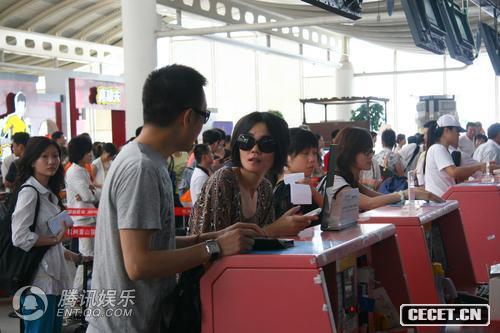 記者在杭州蕭山機場(chǎng)目擊王菲登機返回北京