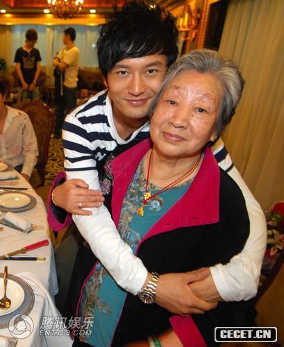 黃曉明為姥姥祝壽