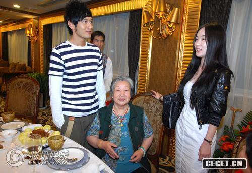 霍思燕前來(lái)賀壽