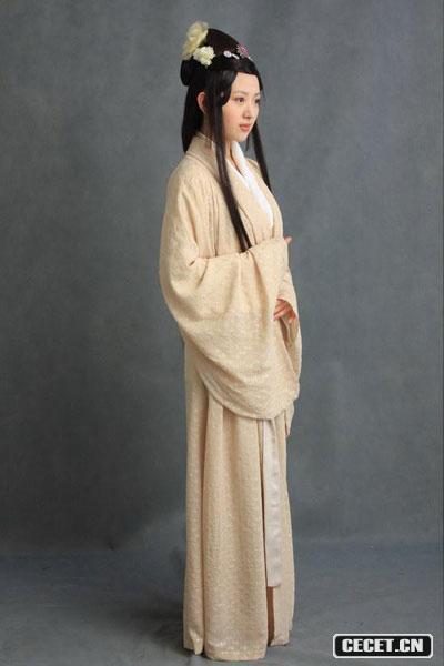 惜春身穿素色長(cháng)袍